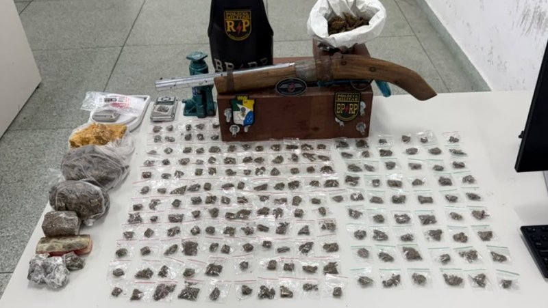 Espingarda e mais de 1kg de drogas são apreendidas no Ponto Novo