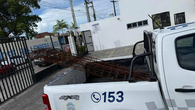 Homem é preso ao tentar furtar armações de ferro de prédio no 17 de Março