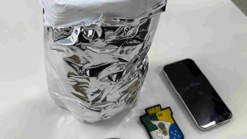 Homem é preso com meio quilo de maconha após fuga e colisão na Zona Oeste de Aracaju