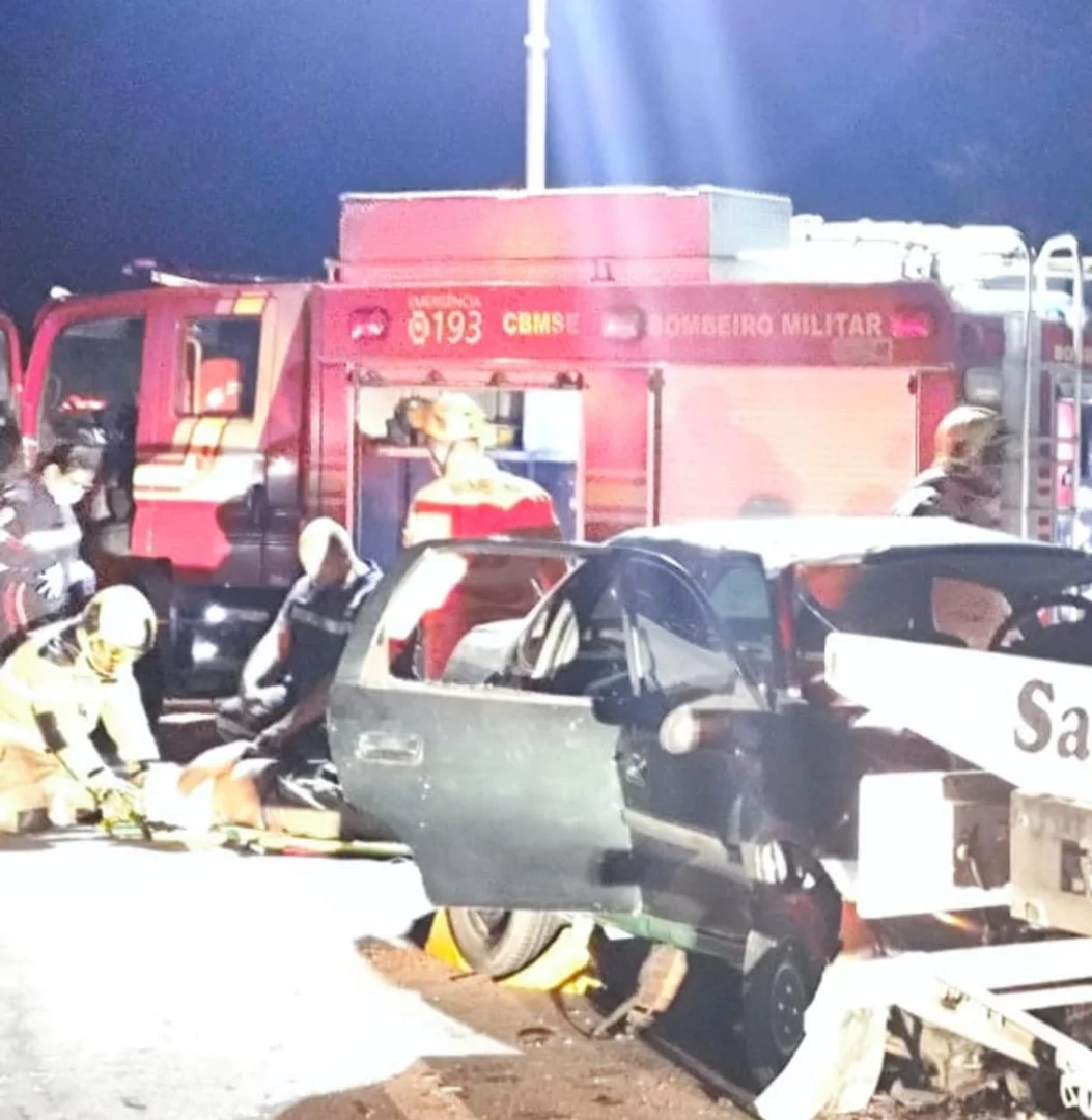 Homem fica preso às ferragens após colisão frontal na BR-101, em Maruim
