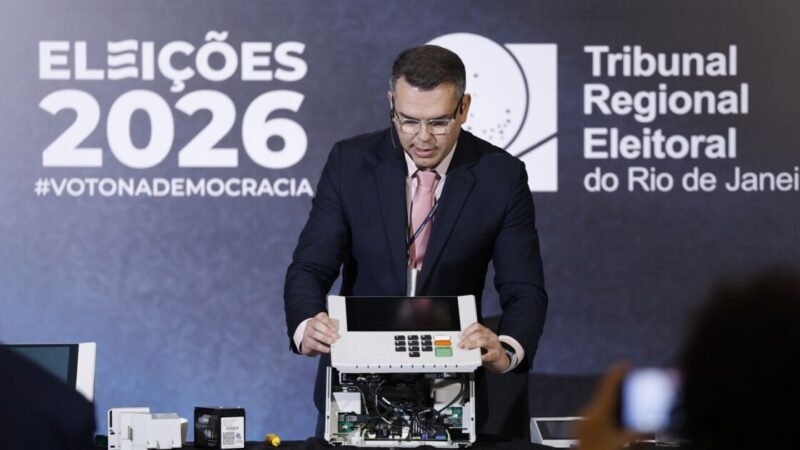 TRE-RJ desmonta urna eletrônica e explica segurança do voto