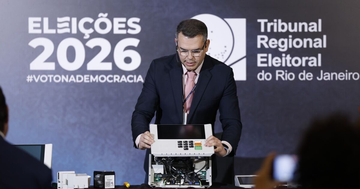 TRE-RJ desmonta urna eletrônica e explica segurança do voto