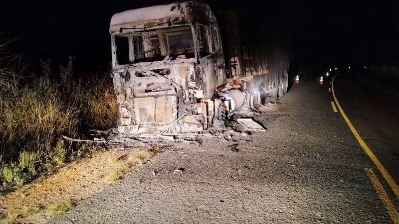 Carreta pega fogo e fica destruída na zona rural de Japoatã