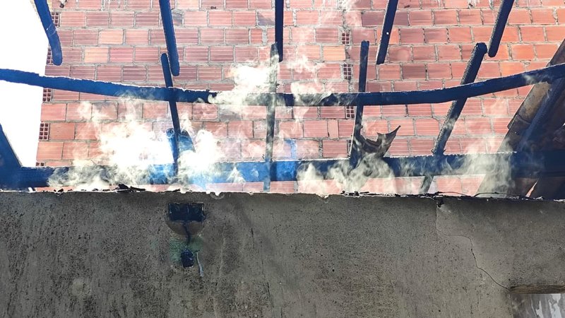Casa é atingida por incêndio na Barra dos Coqueiros
