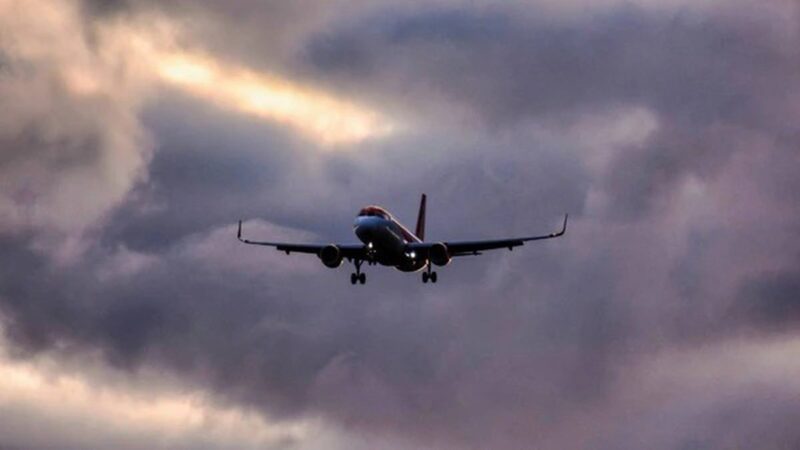 Passageiro fica gravemente ferido após janela de avião quebrar durante voo; empresa contesta relato