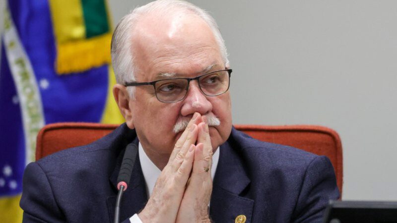 Fachin faz movimento inédito antes de sessão que pode decidir futuro de Moraes