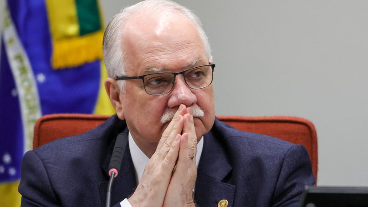 Fachin faz movimento inédito antes de sessão que pode decidir futuro de Moraes