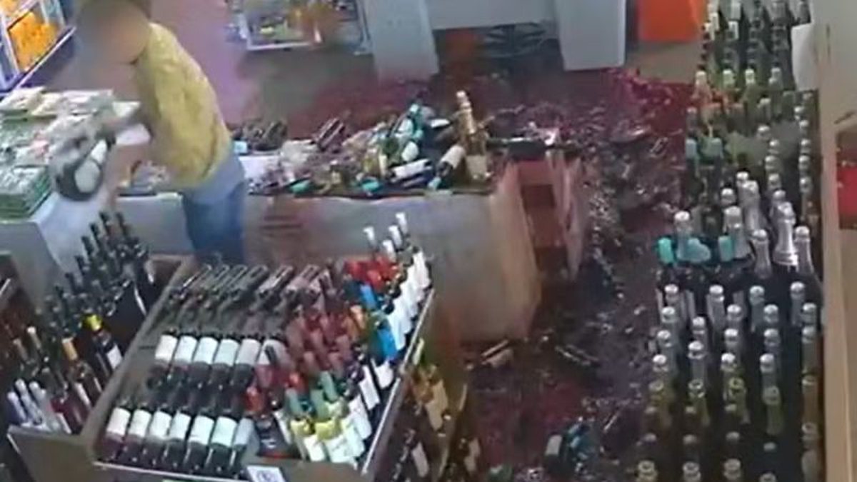 Homem quebra vinhos avaliados em R$ 60 mil após não conseguir passar cartão em supermercado