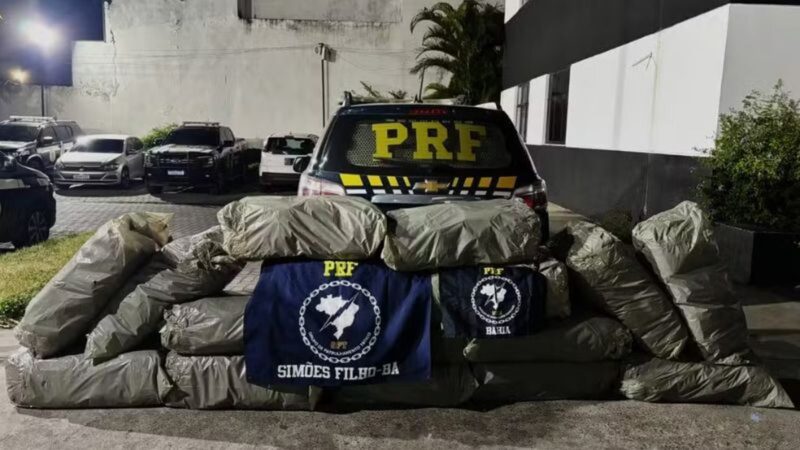 Carga com quase 100 kg de maconha é apreendida em veículo na BR-324