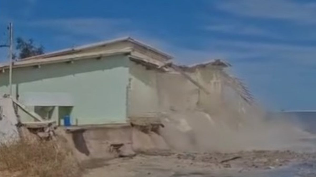 Mar avança e faz parte de casa desabar em praia turística famosa