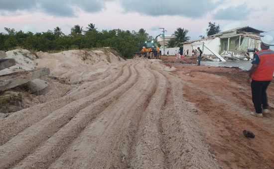 Acesso à Praia do Saco é interditado após avanço do mar em Sergipe