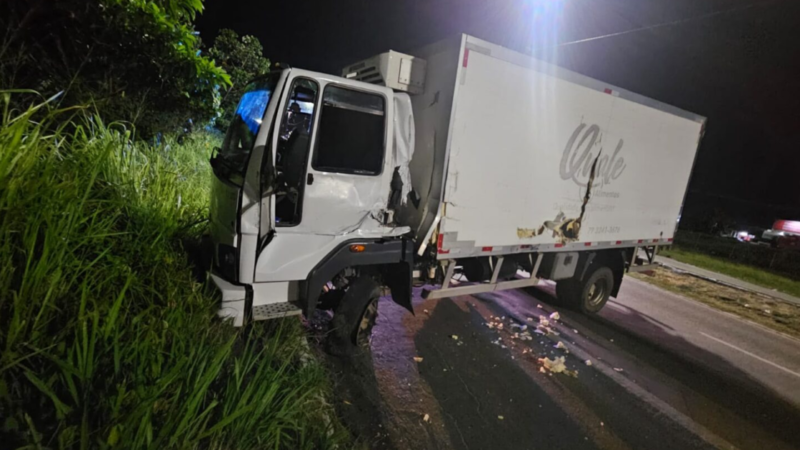 Caminhoneiros são presos na BR-235 após colisão intencional e agressões com barra de ferro e facão