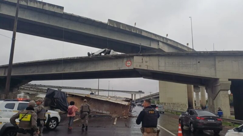 Duas pessoas morrem após caminhão despencar de ponte na BR-290 no RS