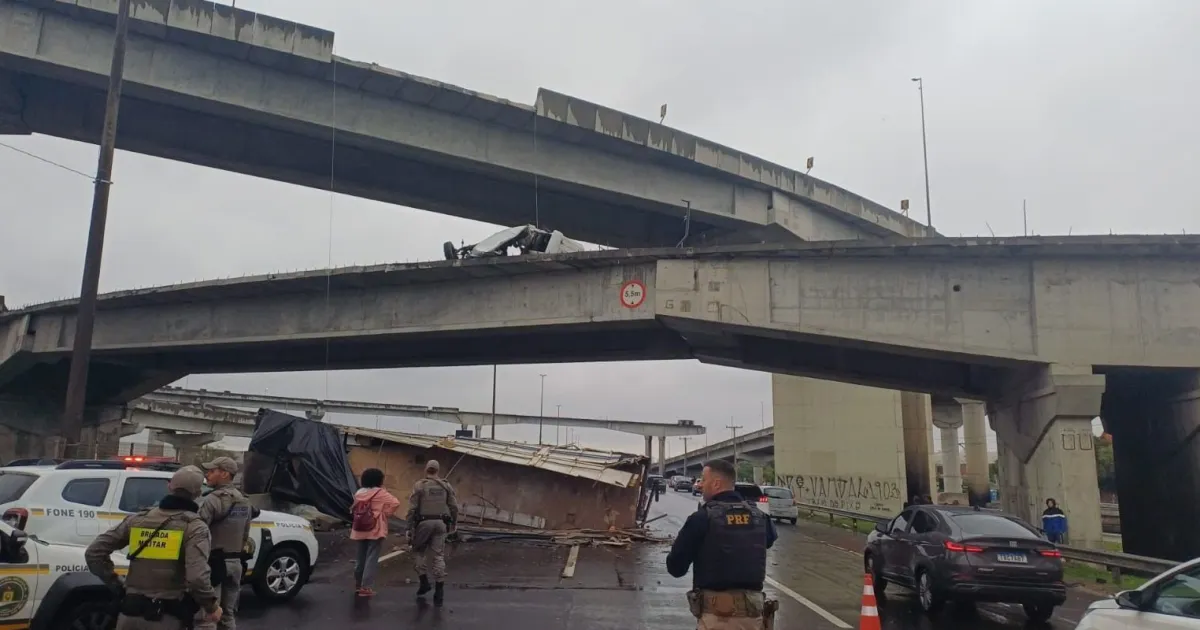 Duas pessoas morrem após caminhão despencar de ponte na BR-290 no RS