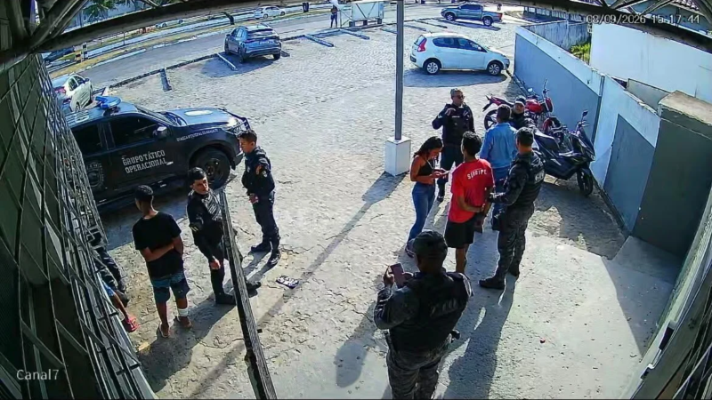 Dupla armada com facão e pedras protagoniza cena de terror na porta de hospital em Aracaju
