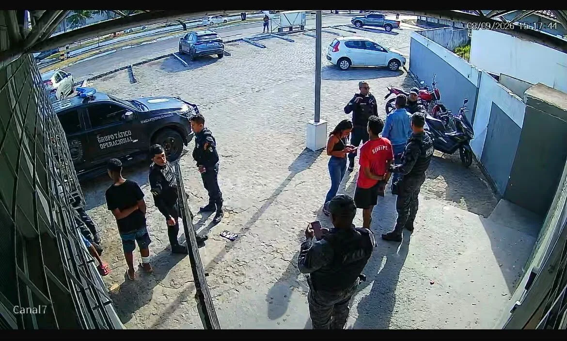 Dupla armada com facão e pedras protagoniza cena de terror na porta de hospital em Aracaju