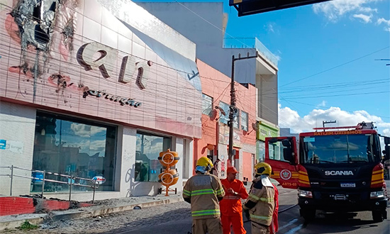 Fachada de loja de material de construção pega fogo em N. Sra. da Glória