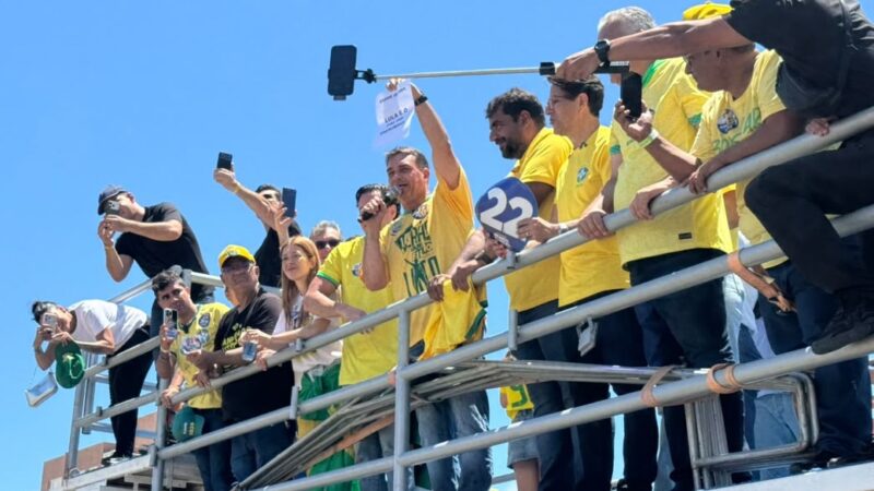 Flávio Bolsonaro participa de motocarreata em Aracaju