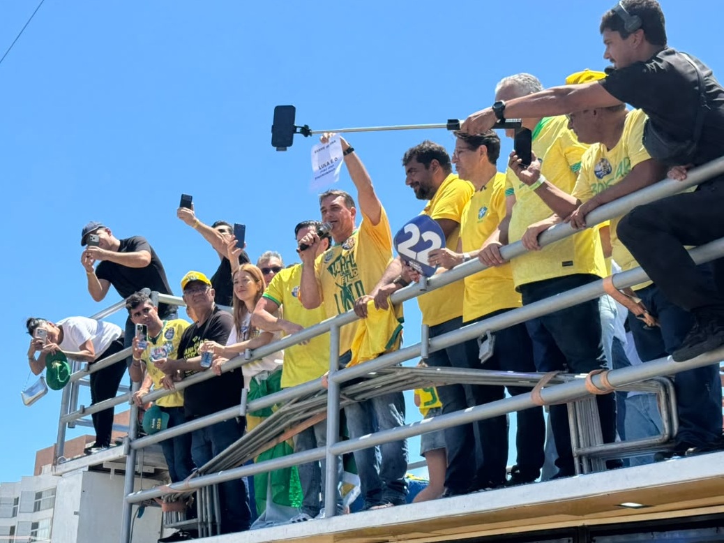 Flávio Bolsonaro participa de motocarreata em Aracaju