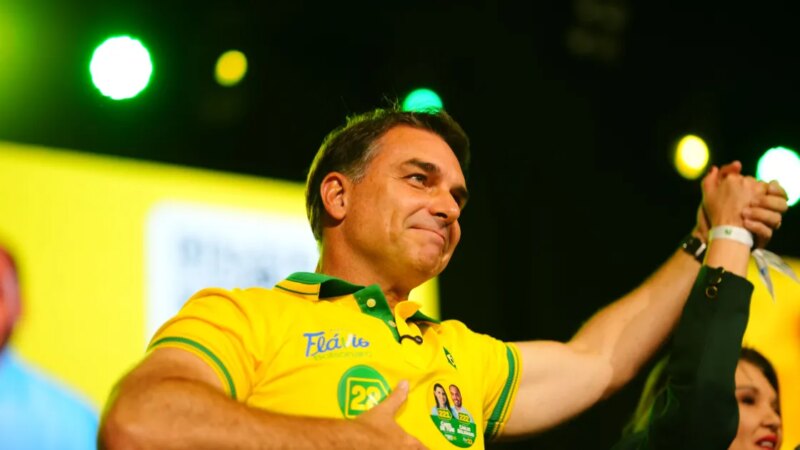 Flávio decide participar de debate mesmo sem a presença de Lula