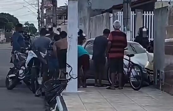 Jovem é atingido por tiros dentro de carro na Coroa do Meio