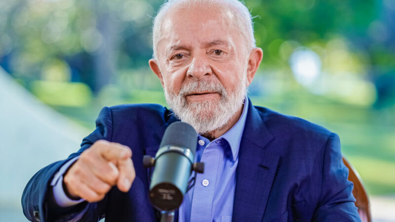 Lula diz que quer se reeleger em 2026 para manter Bolsonaro preso