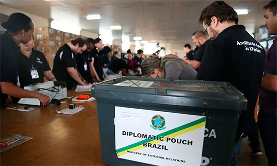 Quase 1 milhão de brasileiros no exterior poderão votar nas eleições