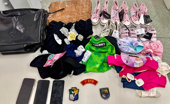 Trio é preso com produtos furtados e materiais para burlar alarmes