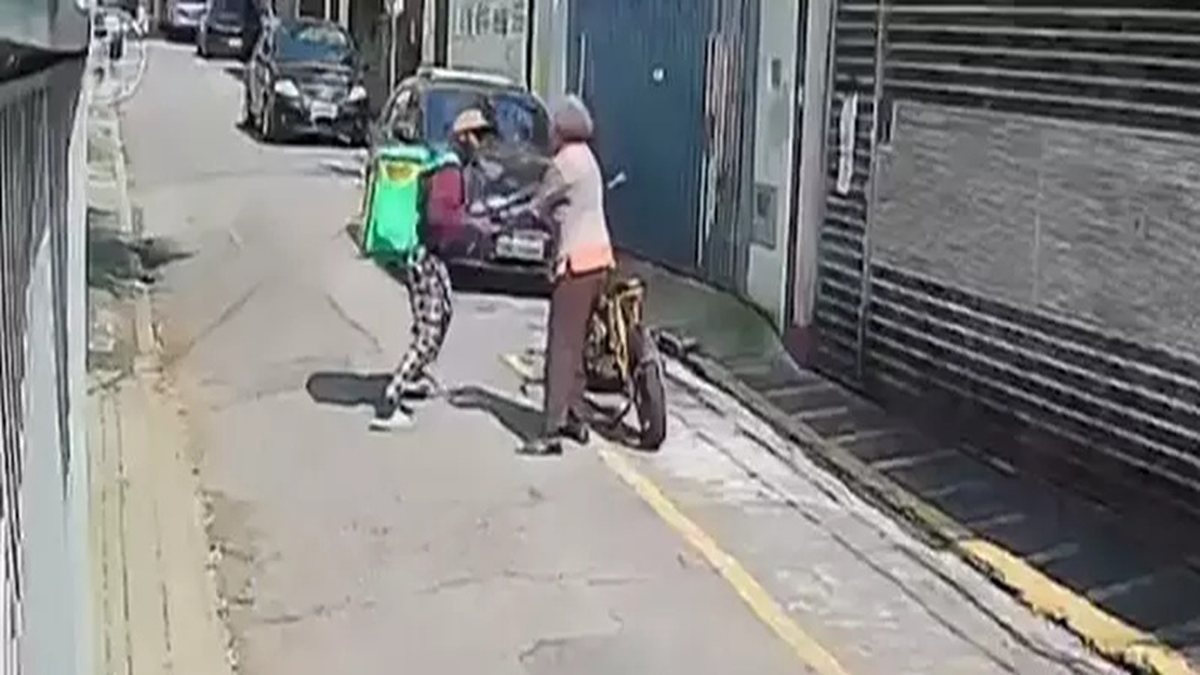 Idosa de 80 anos é agredida no meio da rua por falso entregador em tentativa de assalto