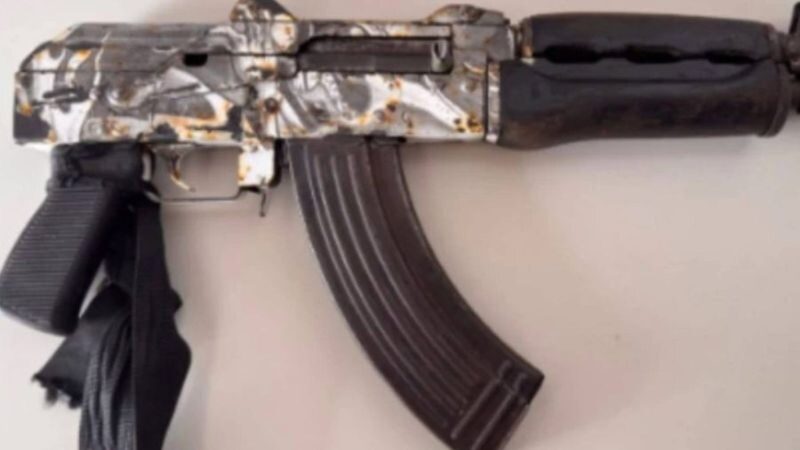 Fuzil de origem russa é encontrado em área de mata após confronto na Bahia
