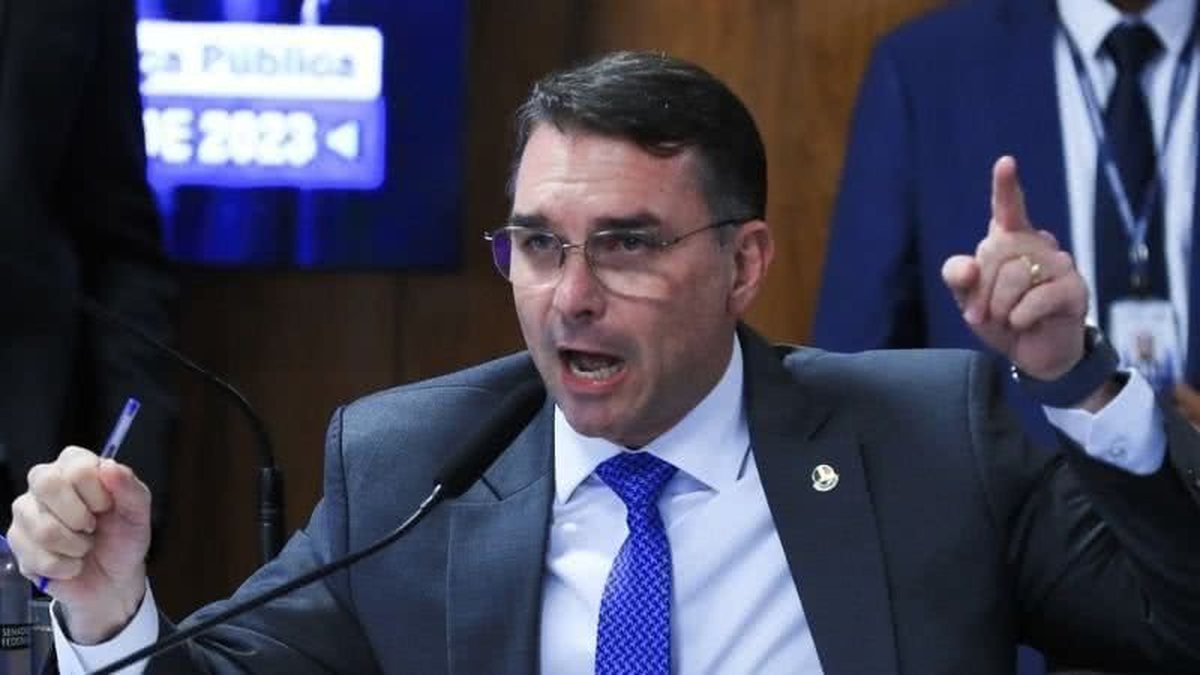 Flávio Bolsonaro acusa Lula de “perder a linha” e compara promessa de passe livre a “picanha”