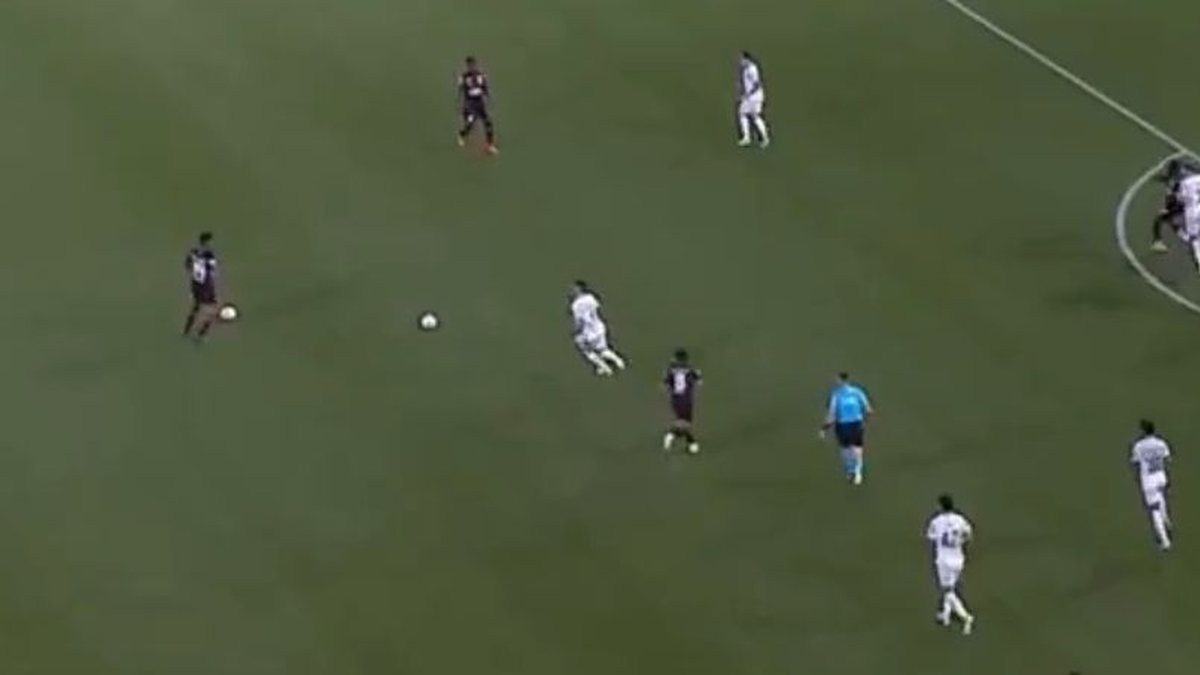 Jogador do Palmeiras é expulso durante partida do Brasileirão após atitude inusitada