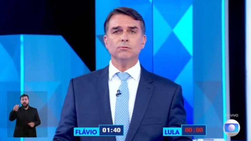 Indecisos veem Flávio Bolsonaro mudar de opinião para agradar eleitores durante debate da Globo
