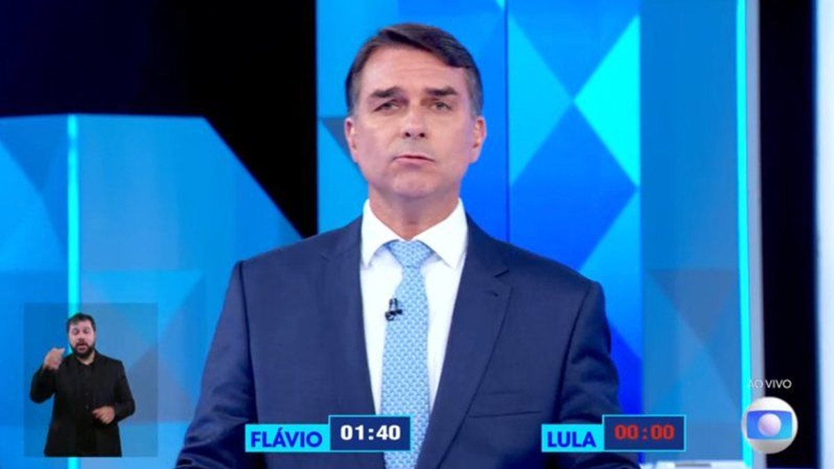 Indecisos veem Flávio Bolsonaro mudar de opinião para agradar eleitores durante debate da Globo