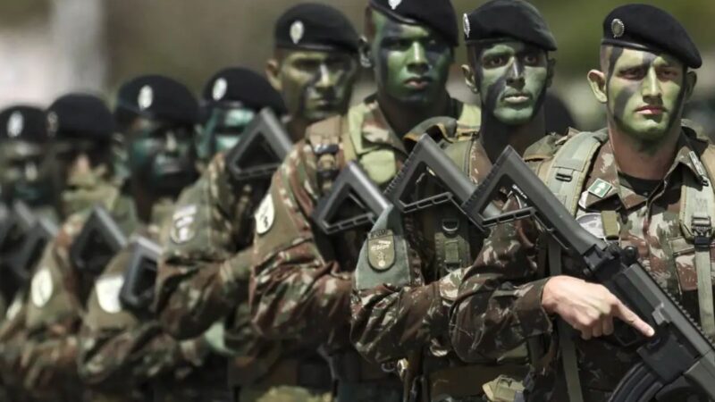 Alto escalão do Exército prevê civil bolsonarista como ministro da Defesa no Governo Flávio Bolsonaro