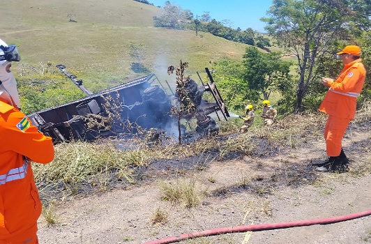Bombeiros combatem incêndio em caminhão na região de Carmópolis