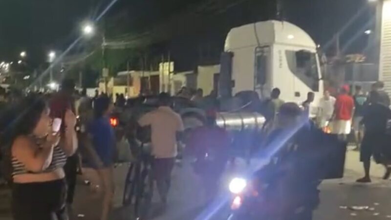 Carreta atropela mais de 30 pessoas após motorista ser baleado no Parque dos Faróis