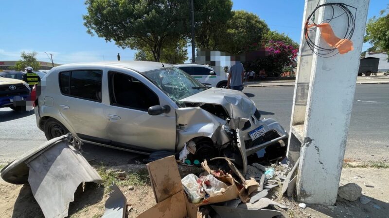 Carro bate em poste e deixa duas crianças e motorista feridos em Aracaju