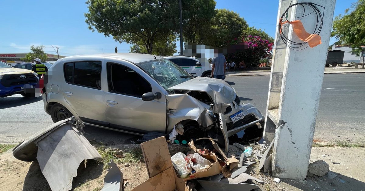 Carro bate em poste e deixa duas crianças e motorista feridos em Aracaju