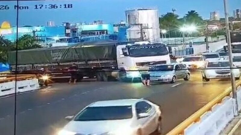 Colisão entre caminhão e carro deixa trânsito lento no viaduto do DIA, em Aracaju