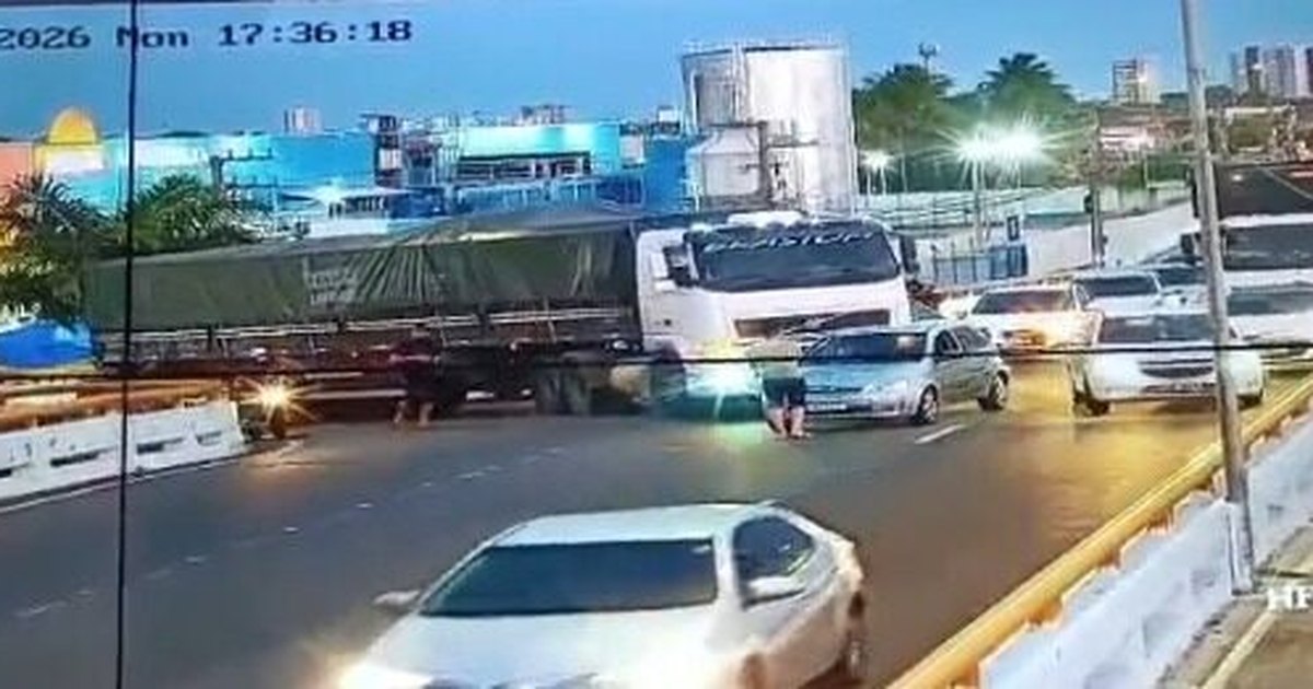 Colisão entre caminhão e carro deixa trânsito lento no viaduto do DIA, em Aracaju