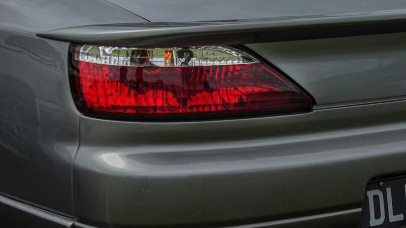 Descubra por que a luz de ré de alguns carros acende só de um lado