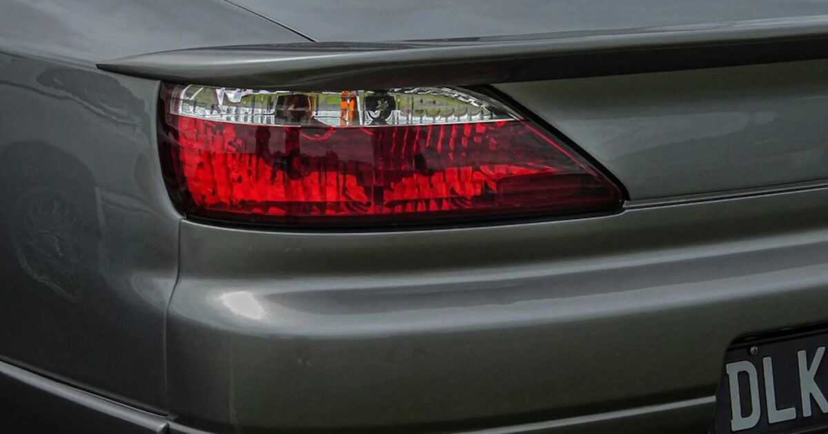 Descubra por que a luz de ré de alguns carros acende só de um lado