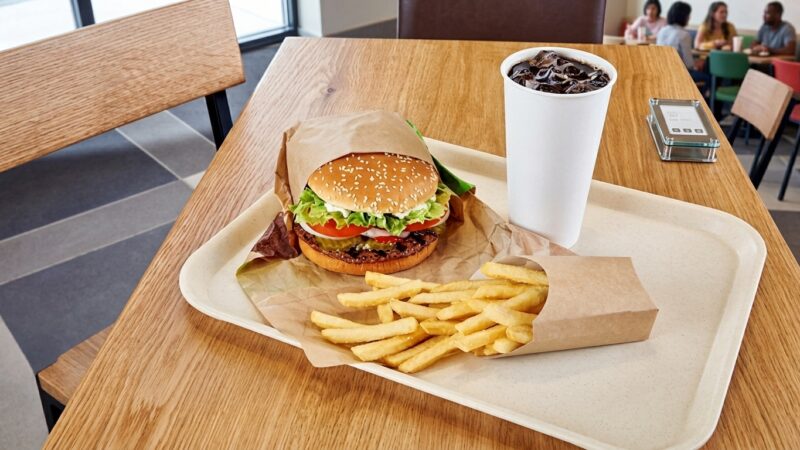 Funcionária do Burger King que recebia apenas fast food como refeição será indenizada