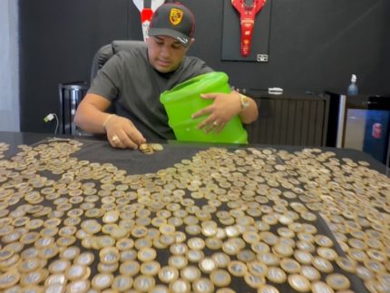 Haja cofrinho! Borracheiro usa milhares de moedas de R$ 1 para comprar carro