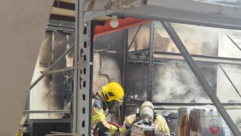 Incêndio atinge supermercado no Centro de Umbaúba