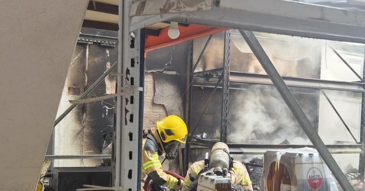 Incêndio atinge supermercado no Centro de Umbaúba