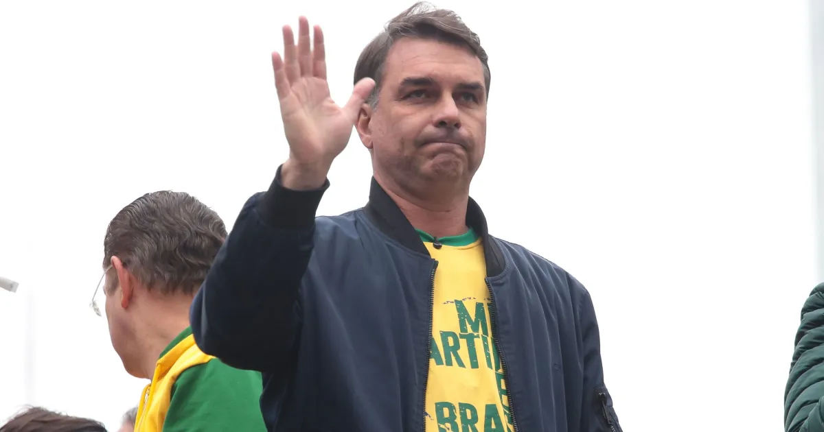 Justiça aceita notícia-crime de Flávio contra site que oferecia criptomoeda