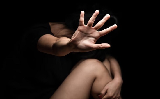 Mulher é agredida pelo companheiro na presença dos filhos na Coroa do Meio