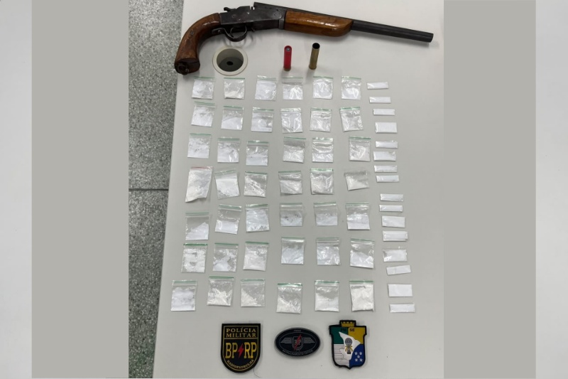 PM apreende arma artesanal e 58 papelotes de cocaína em São Cristóvão